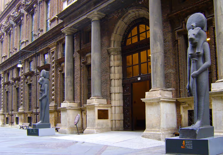 Fasaden til Egyptisk museum i Torino med statuer