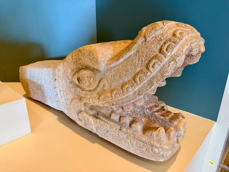 Kivinen mayojen käärmeenpää museon galleriassa