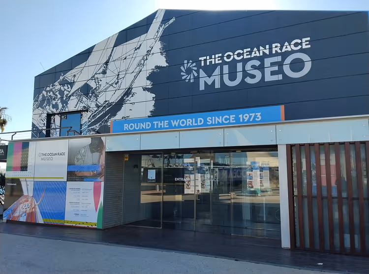 Фасад музея The Ocean Race с вывеской Museo