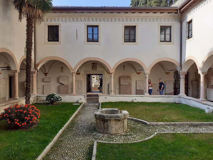 Gårdsplassen ved Det arkeologiske museum i Verona med antikke steinplater