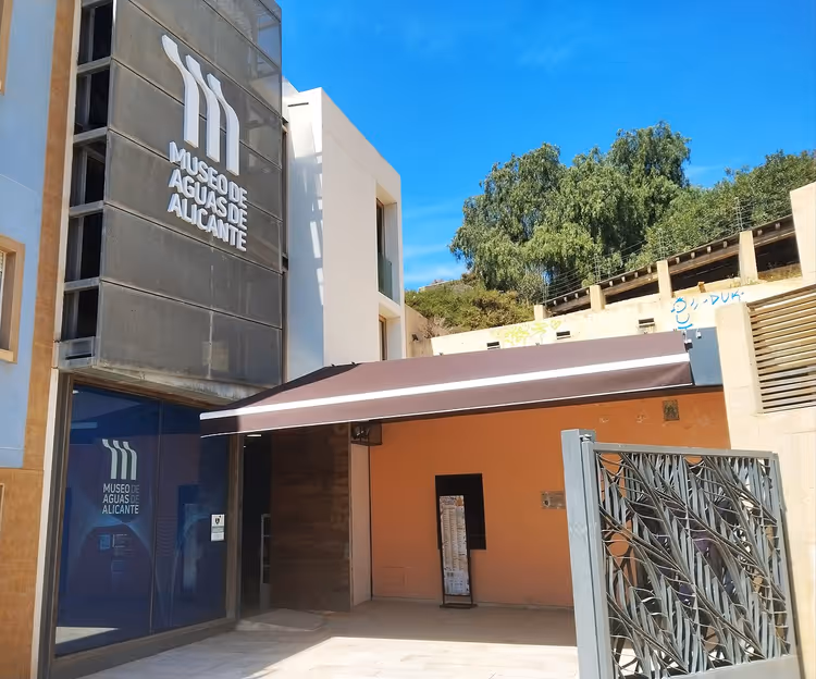 Cephesinde tabela bulunan Alicante Su Müzesi'nin girişi