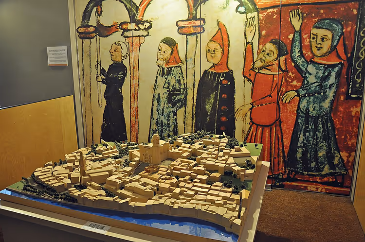 مجسم لجيرونا في العصور الوسطى ولوحة جدارية في المتحف