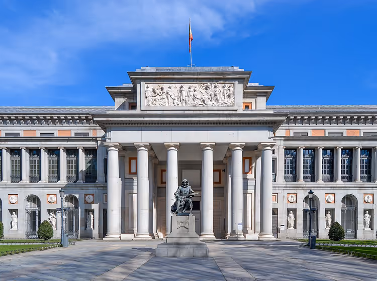 Facciata del Museo del Prado a Madrid con un colonnato