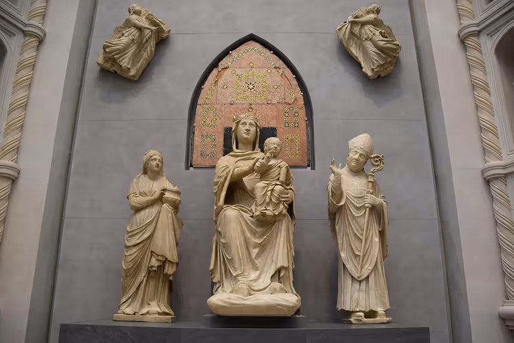 Madonna met kind en heiligen in het Museo dell'Opera del Duomo