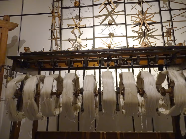 Antikk silktråd-tvinnemaskin på et museum