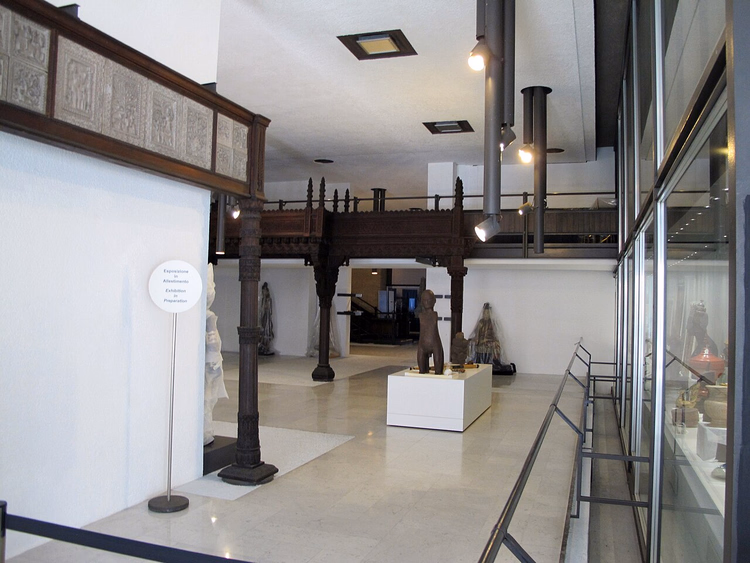 Ethnologisches Museum Galerie mit einer geschnitzten Holzgalerie