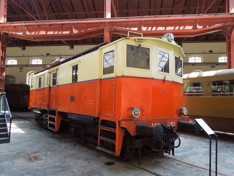 Pietrarsa Müzesi'nde FCV L.903 lokomotifi
