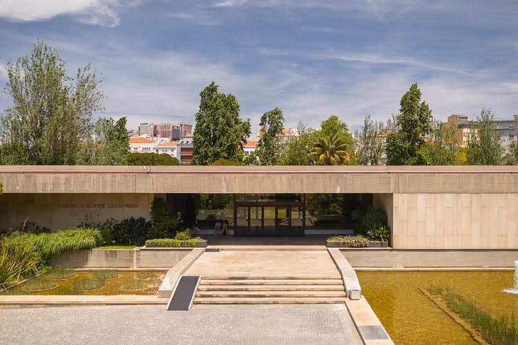 Su öğeleriyle Calouste Gulbenkian Müzesi'nin ana girişi