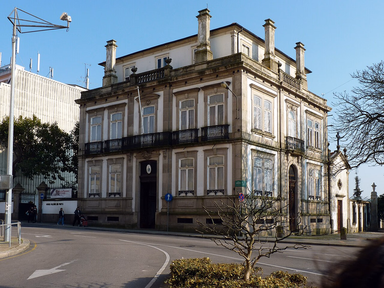 Herskapsboligen til Militærmuseet i en gate i Porto