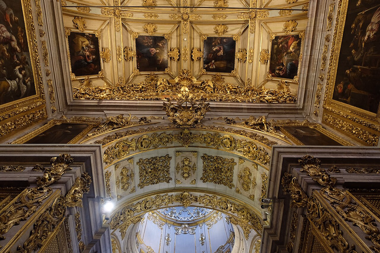 Vergoldete Decke der Igreja da Madre de Deus mit Gemälden
