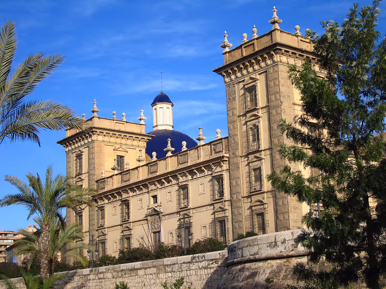 Fachada do Museu de Belas Artes de Valência com uma cúpula azul