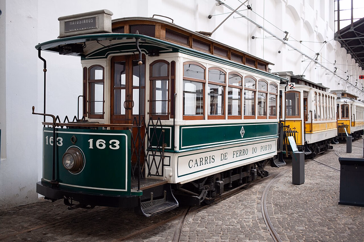 Veterantrikk nr. 163 i museumslokalet i Porto