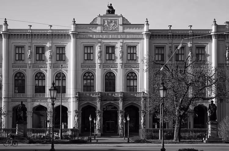 Фасад исторического здания Музея пяти континентов в Мюнхене