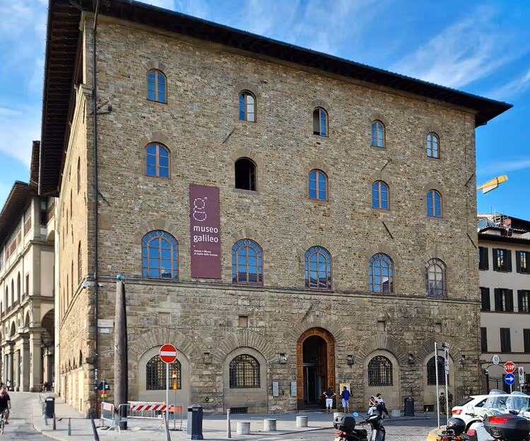 Müze afişiyle Museo Galileo'nun taş binası