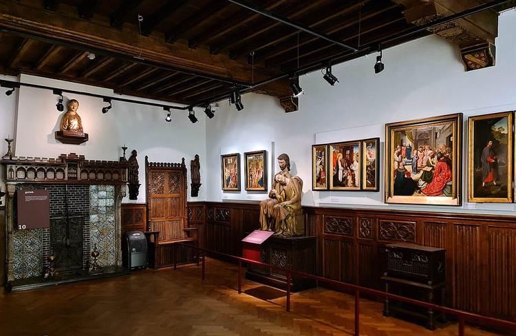 Middelaldersk kunstgalleri med utskåret pietà og altertavler