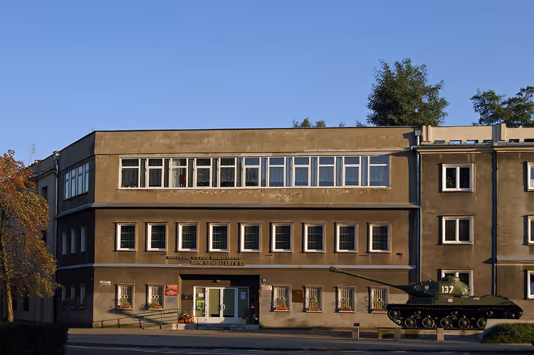 Gebouw van het militair museum met een tank