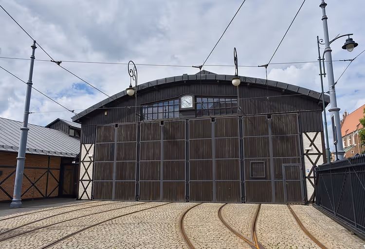 Historische tramremise met sporen en poorten