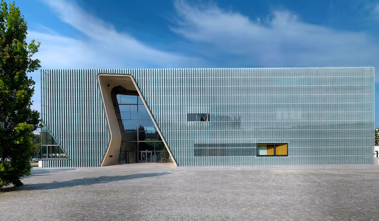 Den moderne bygningen til POLIN-museet i Warszawa