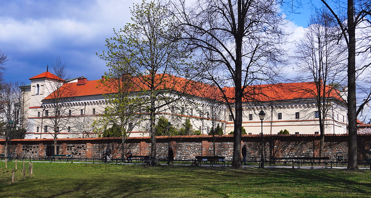 Gebouw van het Archeologisch Museum vanaf de Planty-zijde