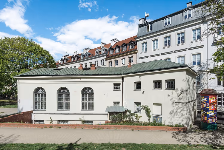 Den hvite bygningen til Karikaturmuseet med grønt tak