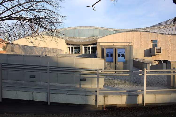 Modern gebouw van het Manggha Museum met een gebogen dak