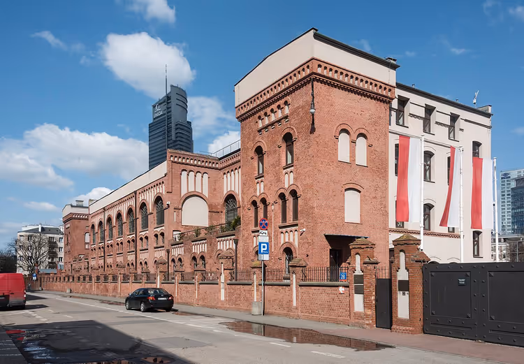 Den røde mursteinsbygningen til Warszawaopprørets museum
