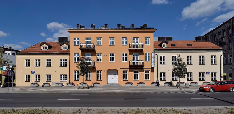 Fasaden til museet for Warszawas Praga-distrikt i gaten