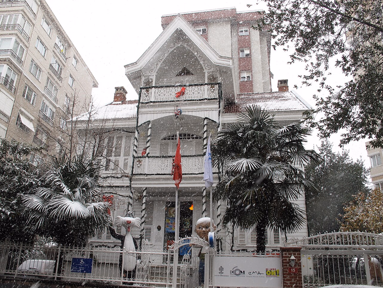Istanbul leketøysmuseums herskapshus under snø