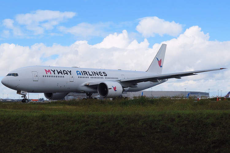 MyWay Airlines Boeing 777 på flyplassen