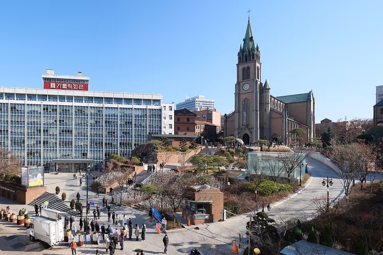 Sivri kulesi ve önünde meydanıyla Myeongdong Katedrali