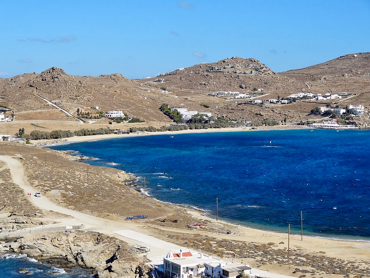 La bahía de Kalafatis con una playa de arena y colinas
