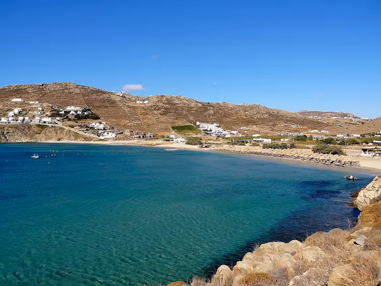 La playa de arena de Kalo Livadi con aguas turquesa