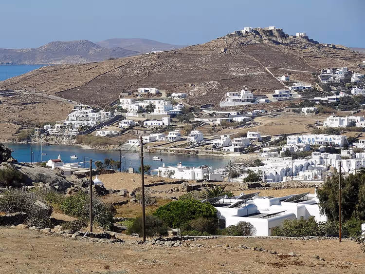 Panorámica del pueblo de Ornos con casas blancas y la bahía