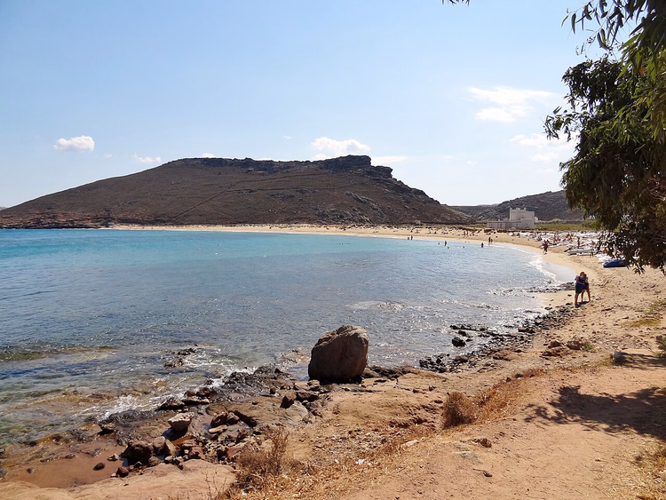La playa de arena de Panormos junto a una colina rocosa