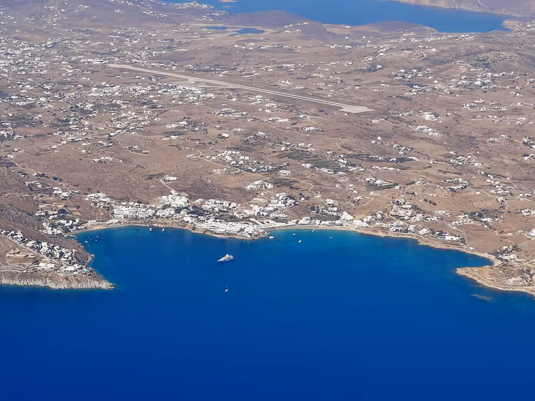 Foto aérea de la bahía de Platis Gialos con la playa y el aeropuerto