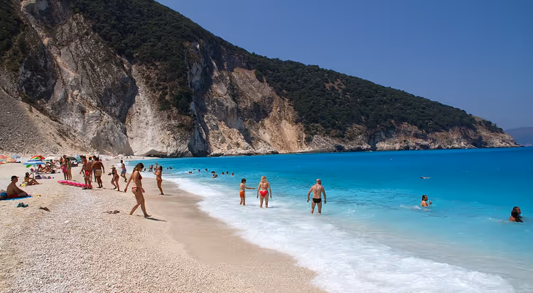 Myrtos-stranden med turkisblått vann og klipper