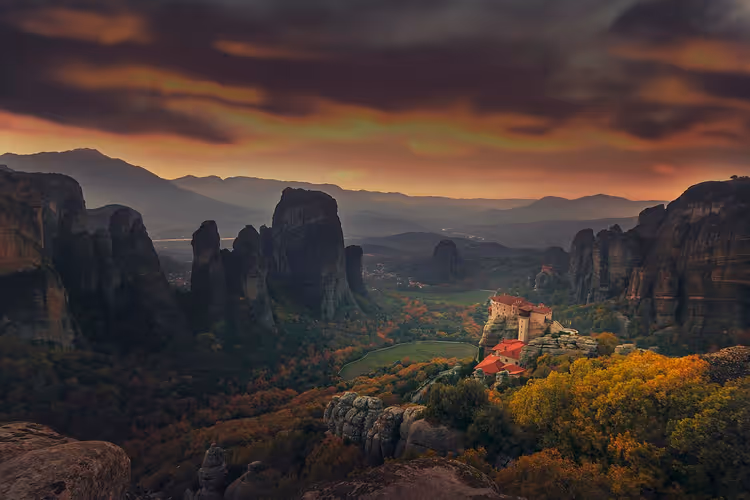 Kloster auf einem Felsen in Meteora bei Sonnenuntergang