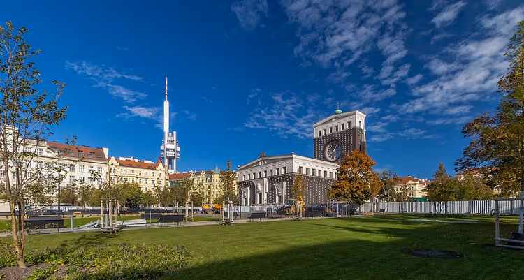 Piazza Jiřího z Poděbrad in estate con la torre della televisione