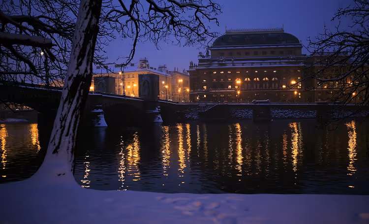 Nationaal Theater in Praag op een winternacht