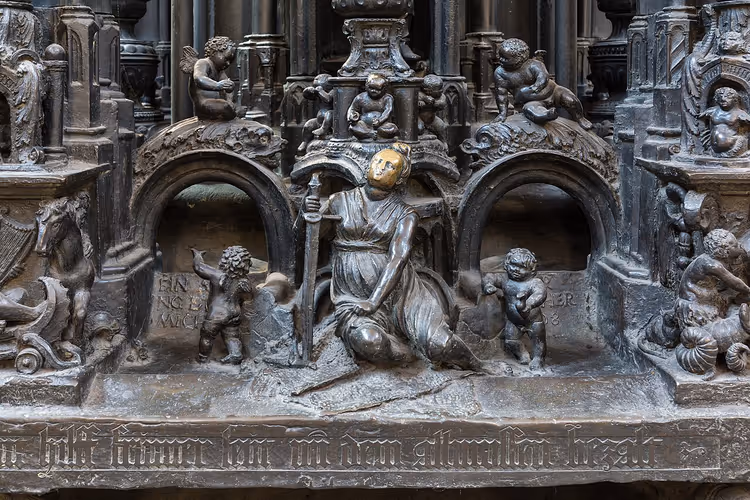 Bronzen beeld van Vrouwe Justitia op het reliekschrijn van Sint-Sebaldus