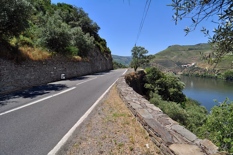 Kurvenreiche Straße entlang des Douro