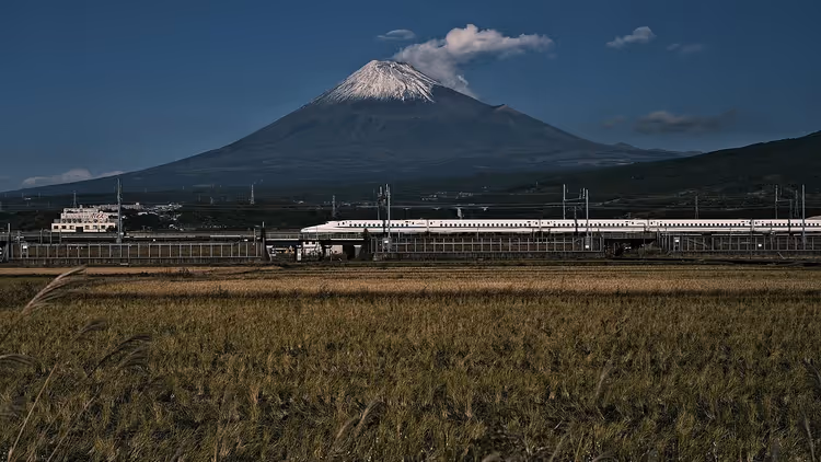 Shinkansen-Hochgeschwindigkeitszug mit dem Fuji im Hintergrund