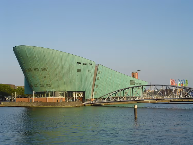 NEMO-museet ved vannet i Amsterdam