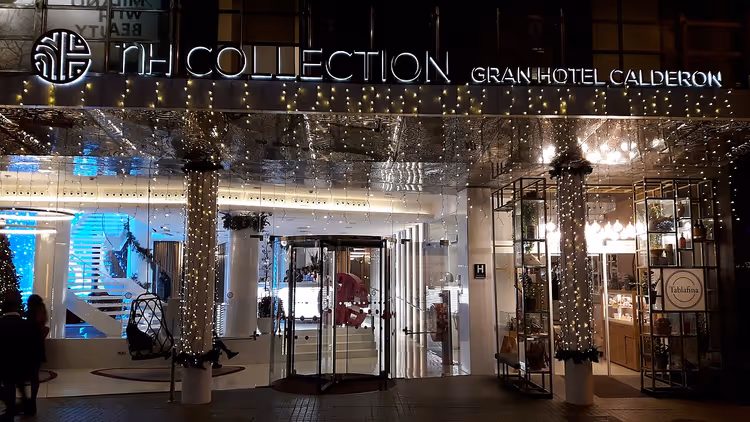 Nattlig inngangsparti til NH Collection Gran Hotel Calderón