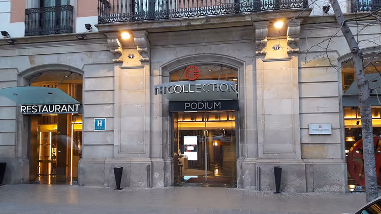 gevel van NH Collection Podium hotel in Barcelona