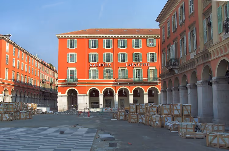 Place Massena med den røde Galeries Lafayette-bygningen
