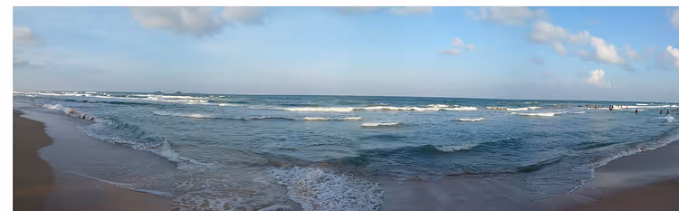 Panorama eines Sandstrands mit Meereswellen