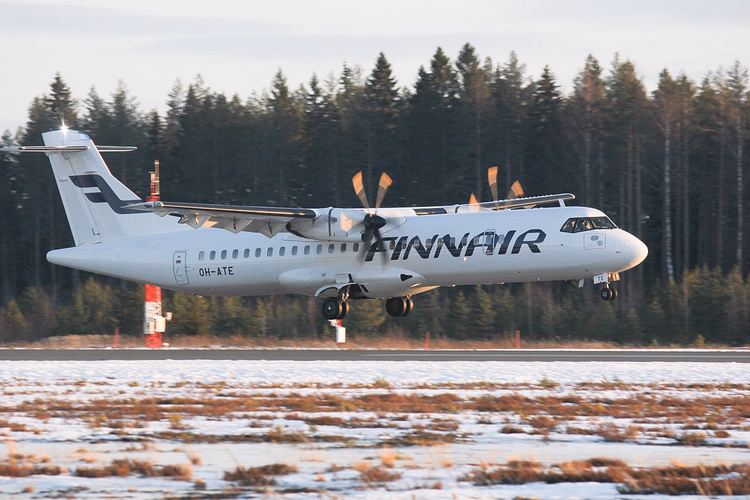 Avión turbohélice de Finnair aterrizando en un aeródromo nevado