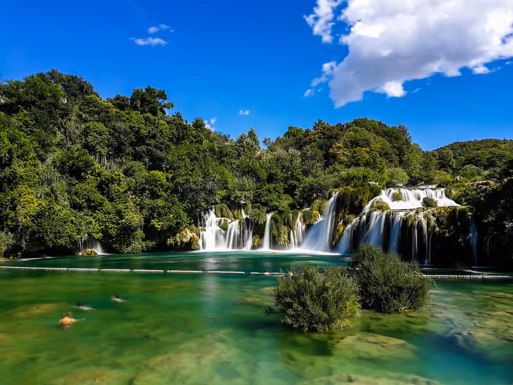 Kaskade der Krka-Wasserfälle in einem grünen Wald