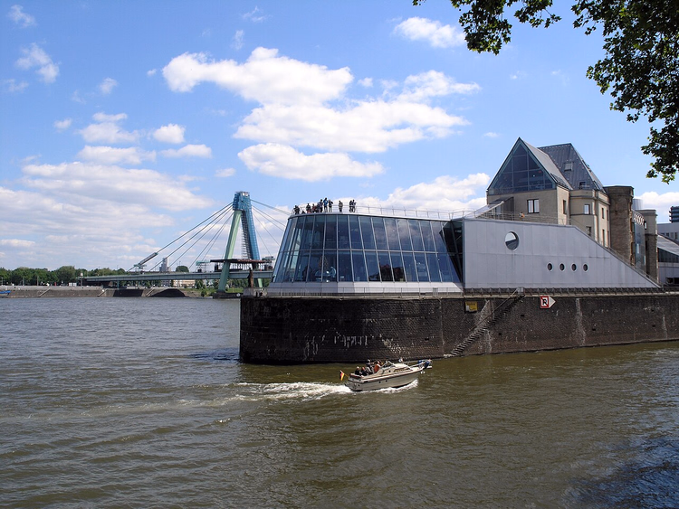 Schokoladenmuseum im Rheinauhafen am Rheinufer